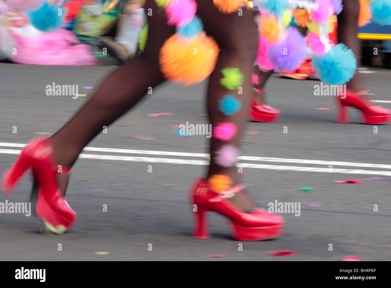 Colori vibranti e movimento di trasmettere il senso di energia e ritmo al Santa Cruz Carnaval Tenerife Canarie Spagna Foto Stock