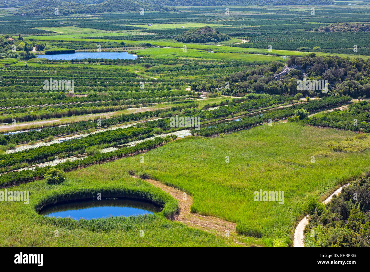 Bonifica di terreni - creazione di nuove terre dove c era una volta l'acqua. Fase finale del progetto. Ubicazione. Dalmazia, Croazia. Piccolo lago Foto Stock