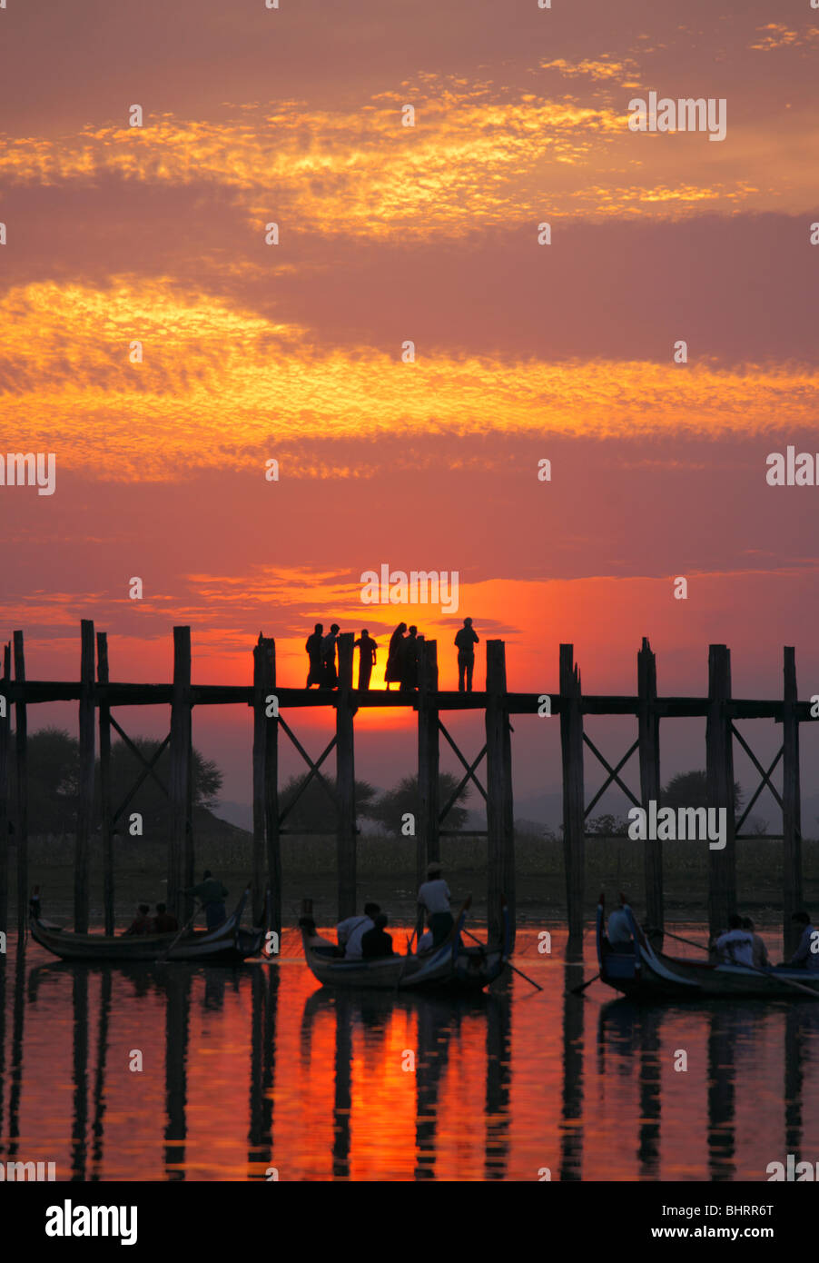 Myanmar Birmania Amarapura, U Bein Bridge, Taungthaman Pond, tramonto Foto Stock