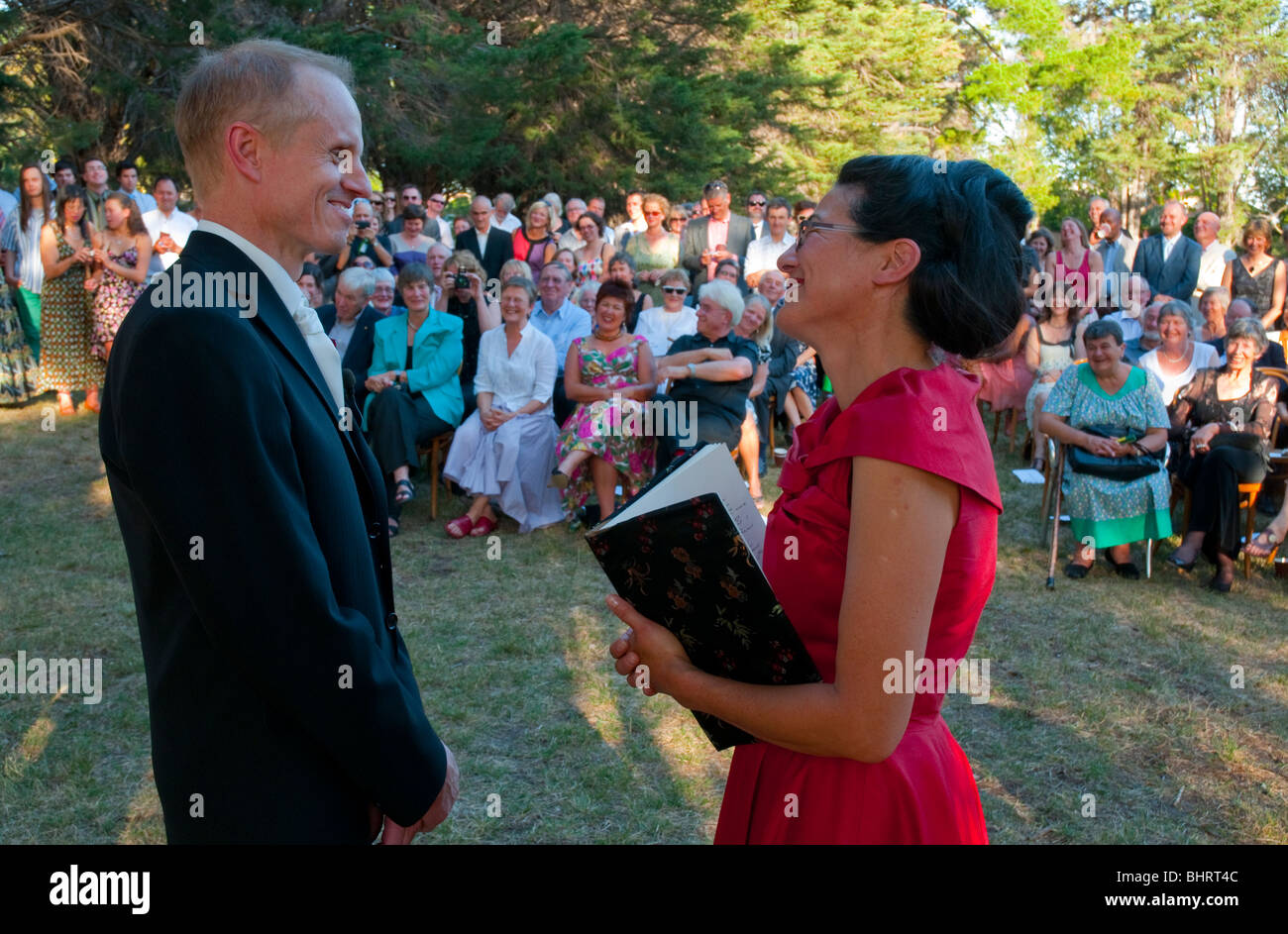 Una coppia matura scambiare i loro voti a un civile all'aperto la cerimonia nuziale in Australia Foto Stock