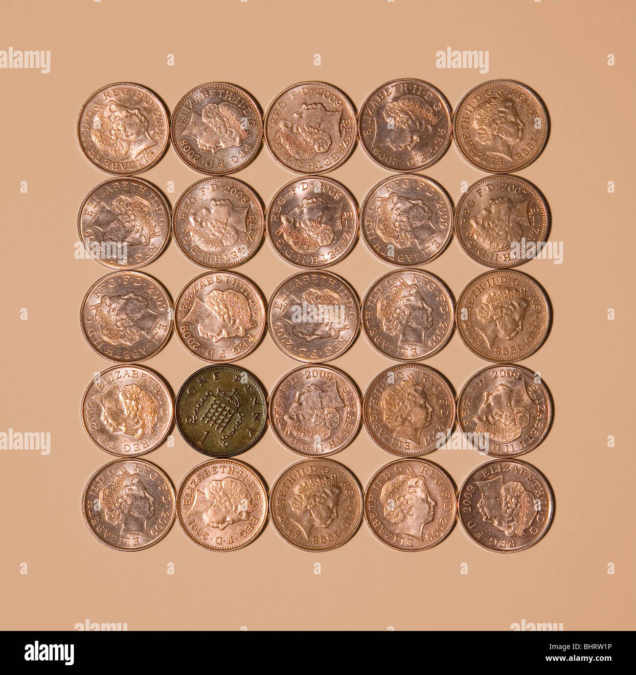 Bad Penny sulla luce sfondo marrone Foto Stock