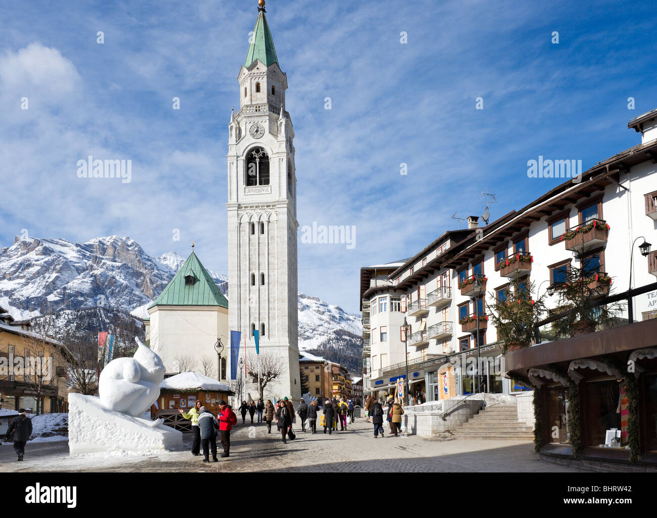 Scultura di neve davanti alla chiesa sul Corso Italia a Cortina d'Ampezzo, Dolomiti, Italia Foto Stock