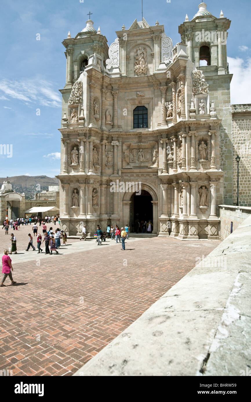 Vista di plaza & ingresso facciata di pietra storica Basilica di Nostra Signora della solitudine dedicata al santo patrono della città di Oaxaca de Juarez Mexico Foto Stock