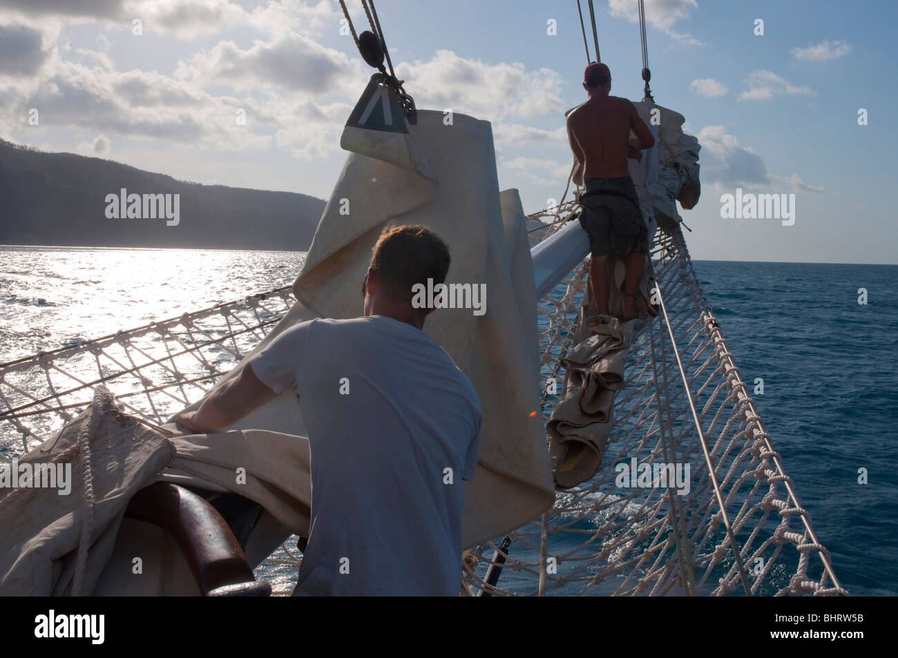 L'equipaggio della barca a vela goletta Solway Lass rizzaggio di una vela al bompresso Foto Stock