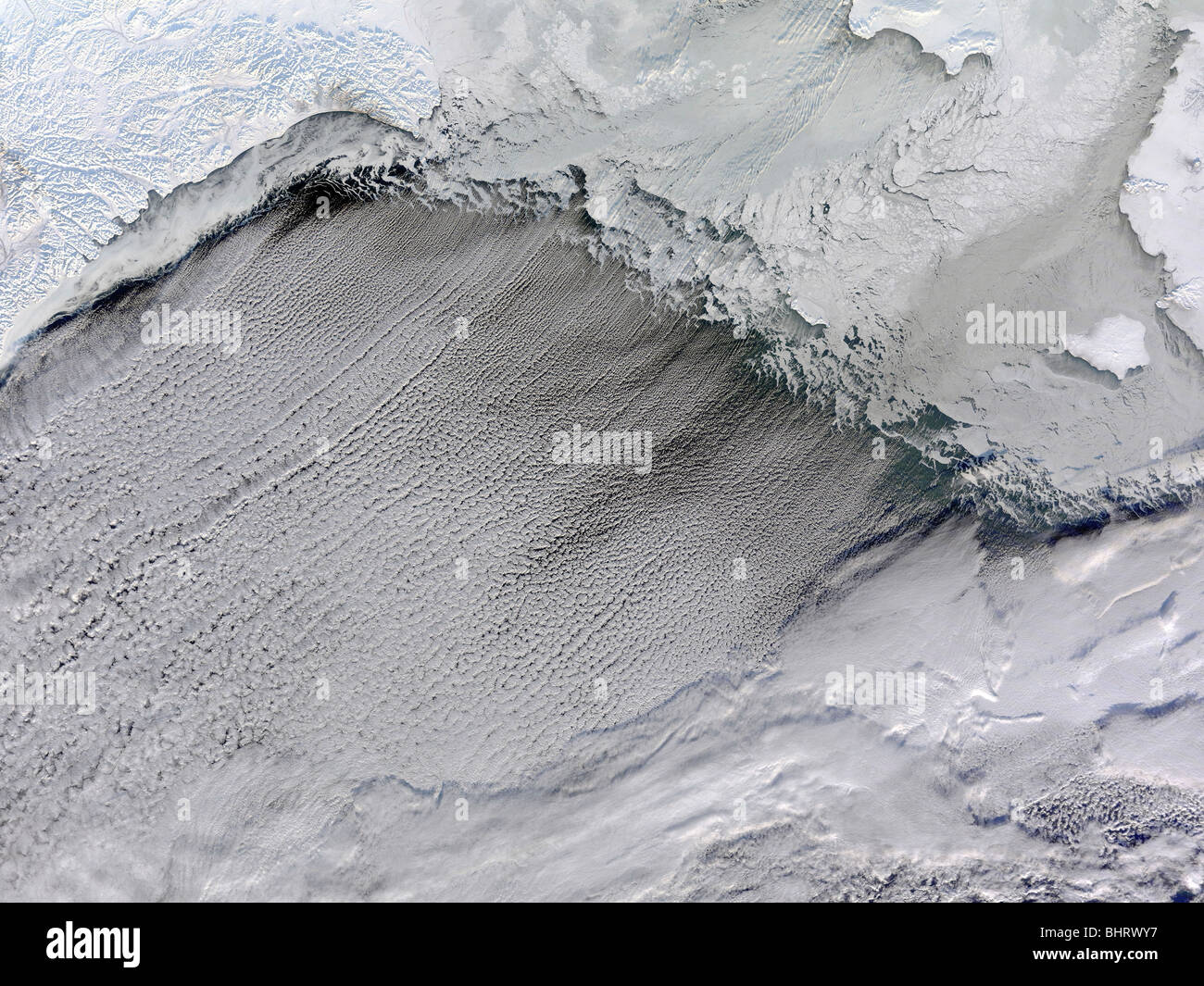 16 gennaio 2010 - Mare di ghiaccio e il cloud strade nel mare di Bering. Foto Stock