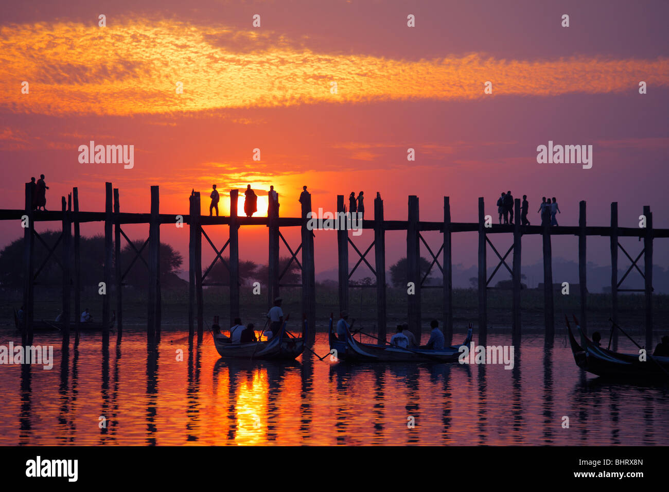 Myanmar Birmania Amarapura, U Bein Bridge, Taungthaman Pond, tramonto Foto Stock