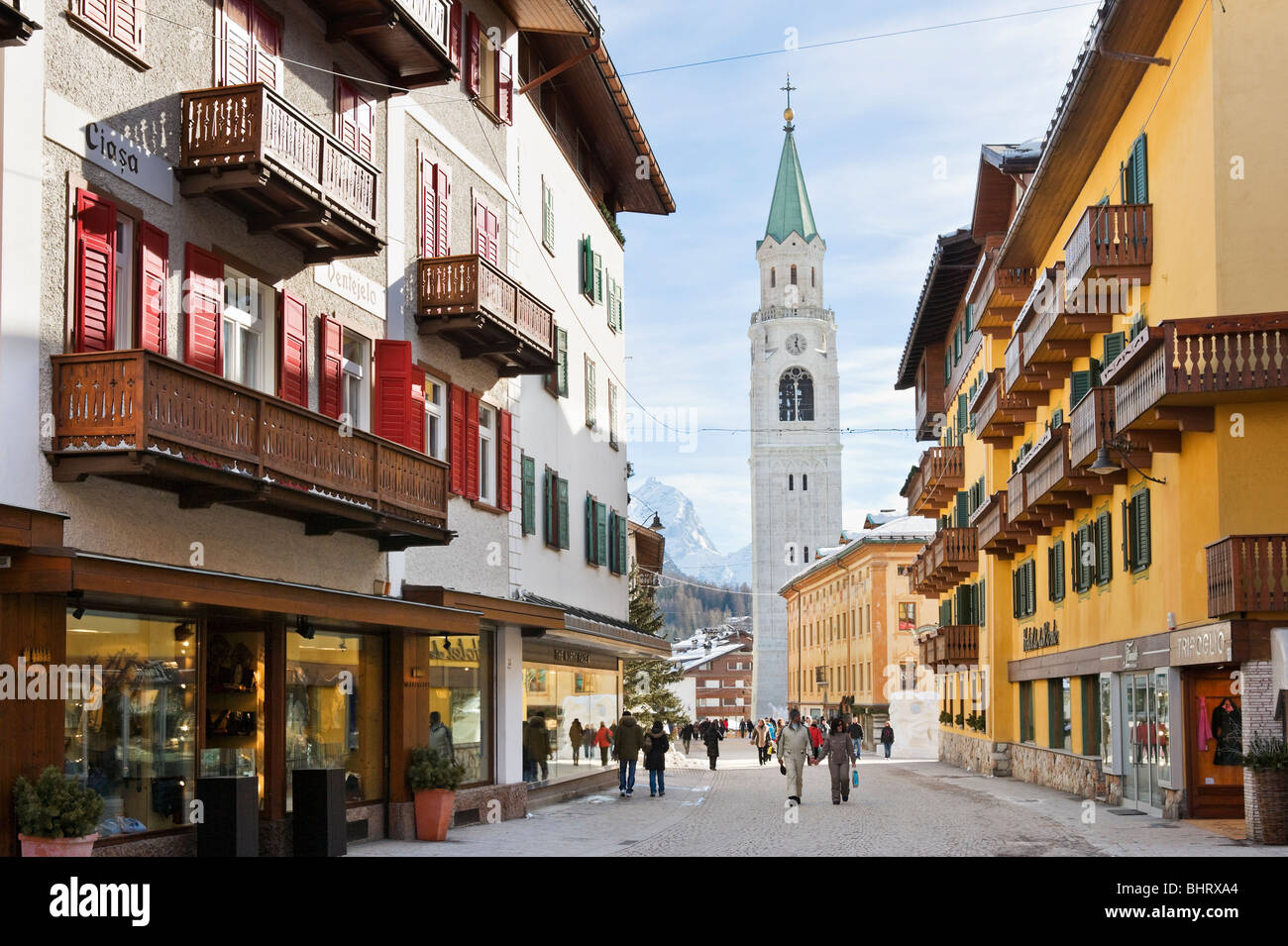 Corso Italia, la strada principale nel centro della città, a Cortina d'Ampezzo, Dolomiti, Italia Foto Stock