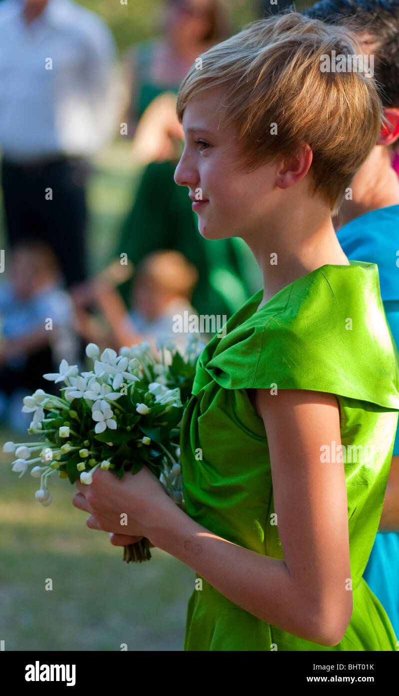 Damigella al matrimonio con un bouquet di giglio della valle Foto Stock