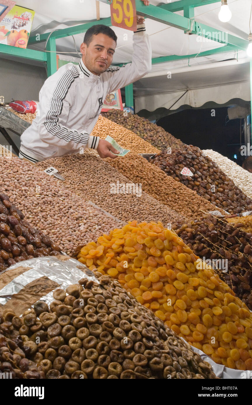 Un uomo la vendita di frutta secca nel mercato situato a Plaza Djem el Fna a Marrakech, Marocco Foto Stock