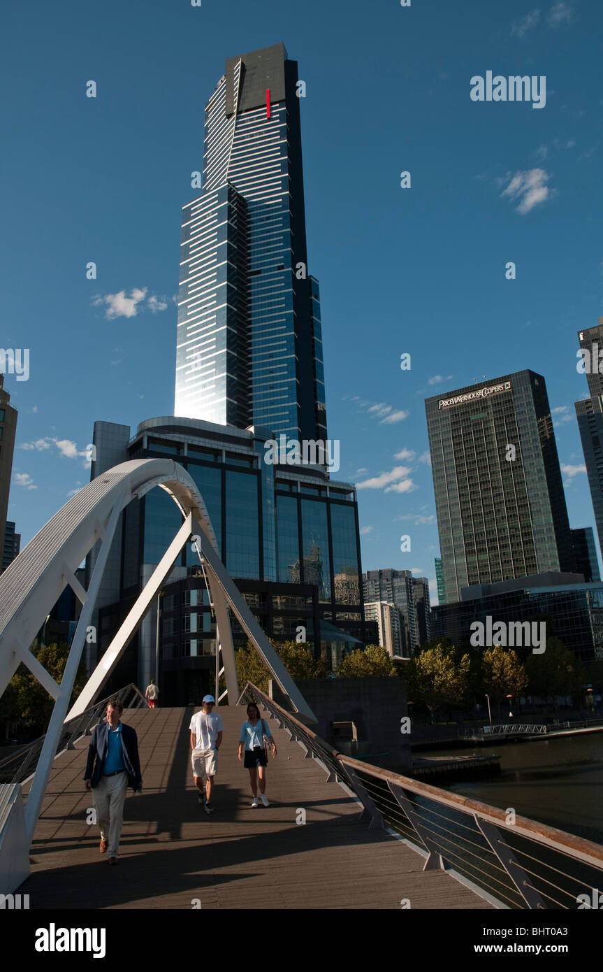 Edifici alti più di Melbourne Docklands precinct lungo il fiume Yarra Foto Stock