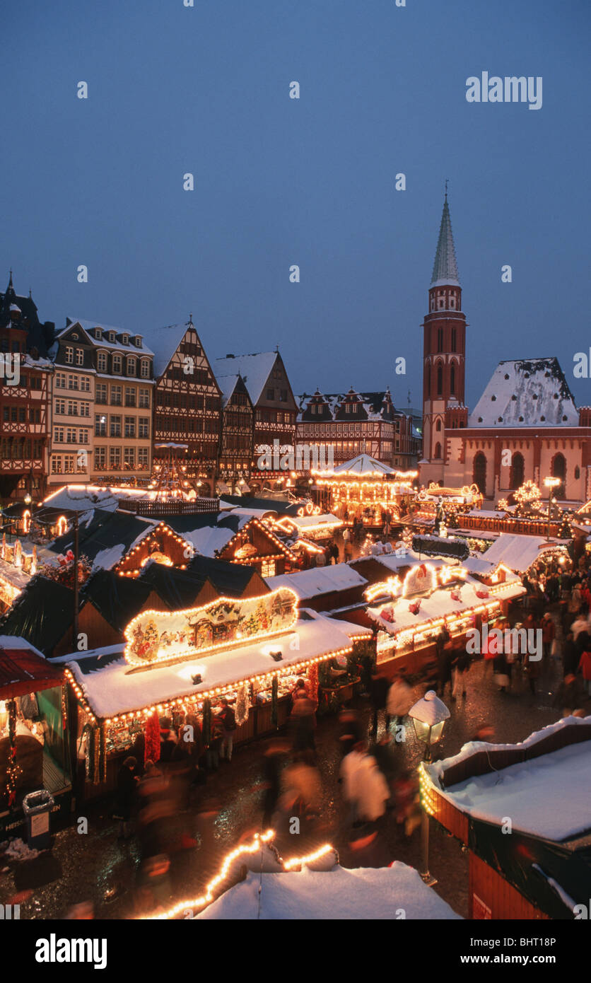 Deutschland, Germania,Francoforte Francoforte Weihnachtsmarkt am Römer mit Schnee, bei Dämmerung Foto Stock