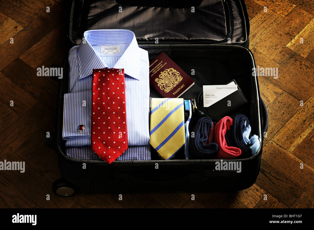 Una valigia contenente articoli da viaggio per un uomo Foto Stock
