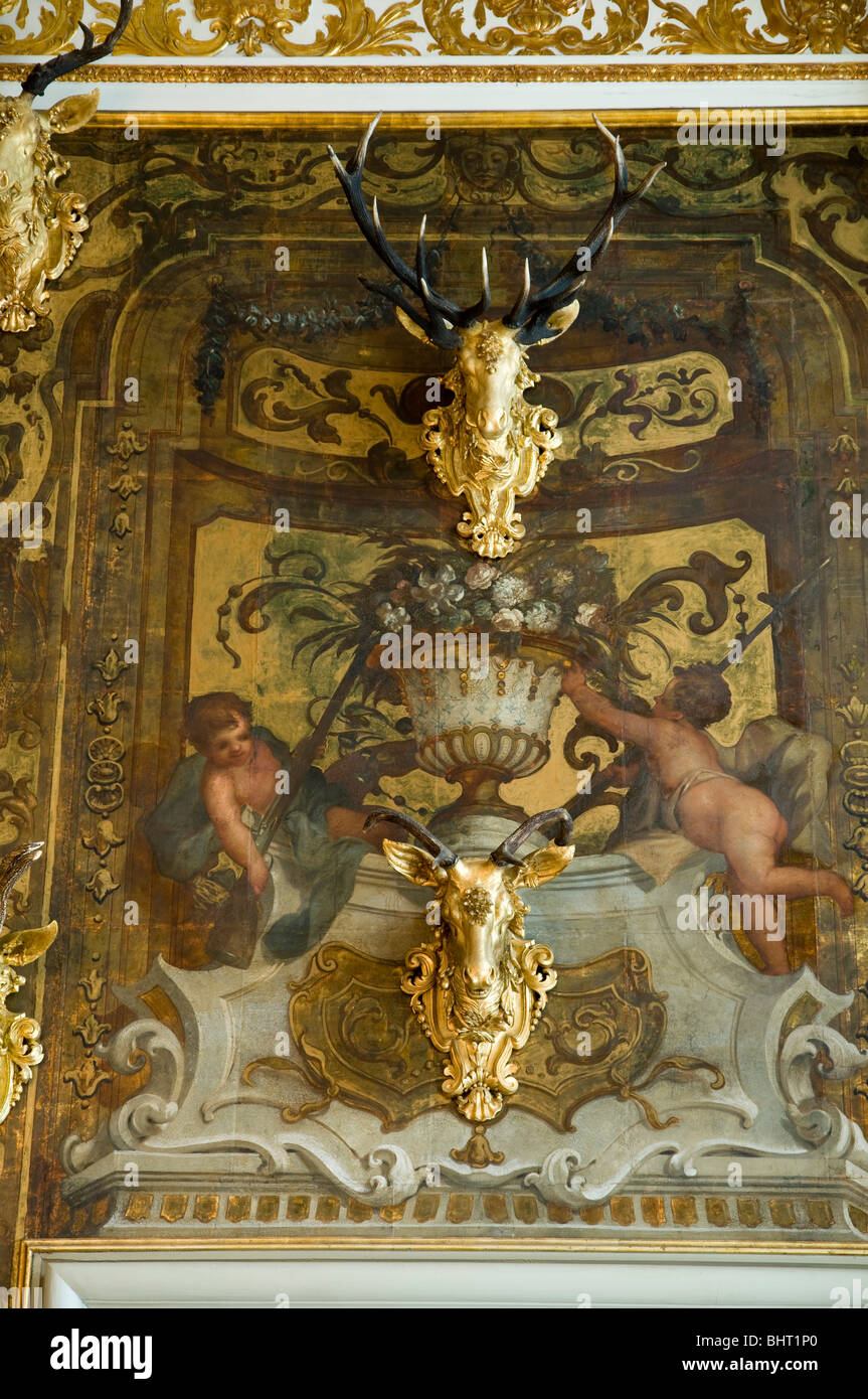 Castello di Moritzburg, interno, Monstroesensaal con carta da parati in pelle e testa di cervo, Dresda, Germania Foto Stock