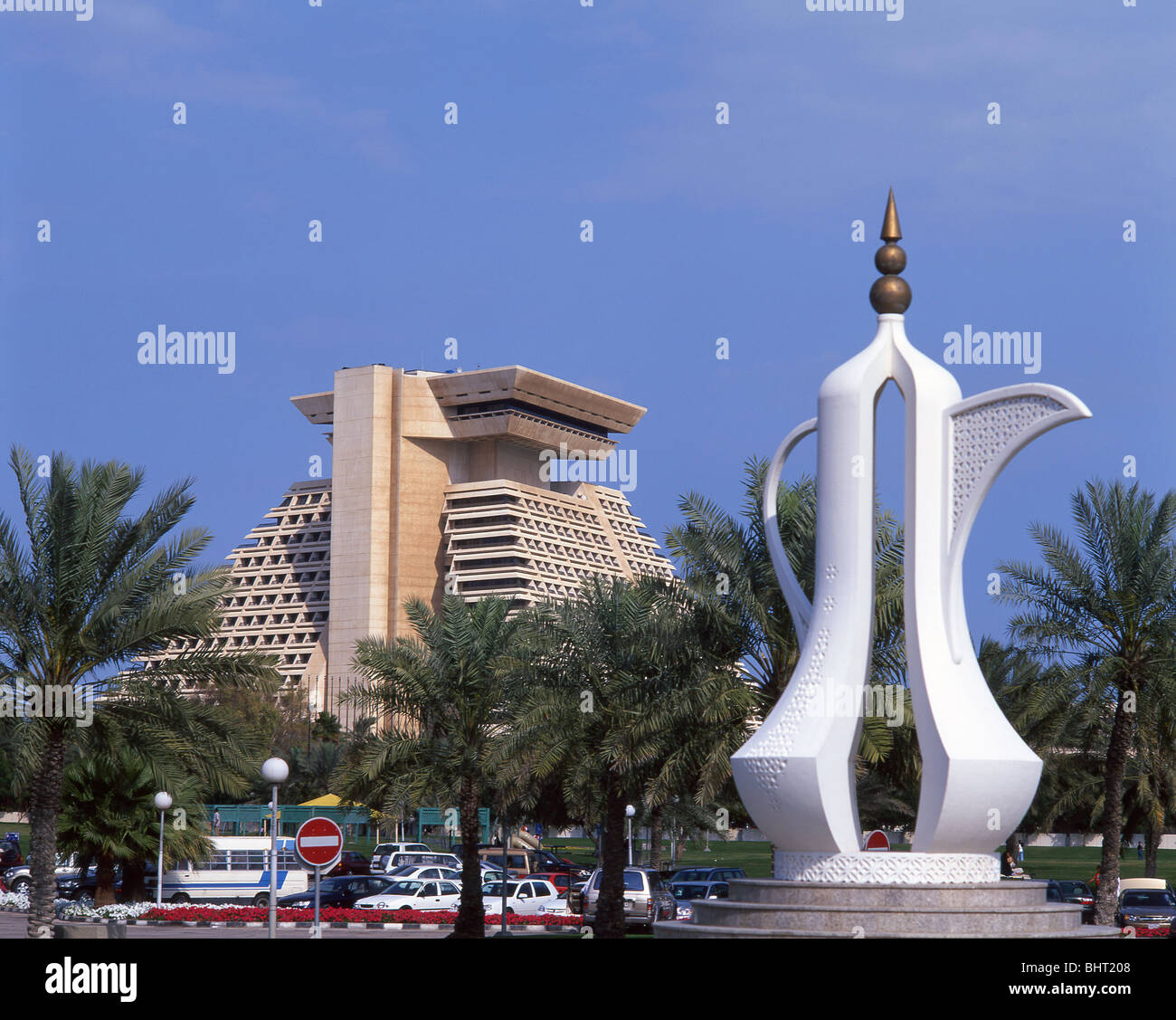 Vista della Corniche che mostra allo Sheraton Hotel e caffettiera monumento, Doha, Ad Dawhah comune, lo Stato del Qatar Foto Stock