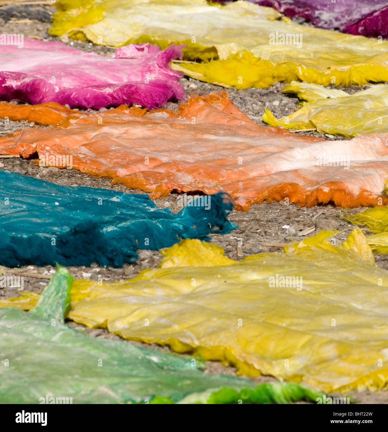 Multi-colore di tinte sheepskins essiccazione a la conceria in El Jadida, Marocco Foto Stock