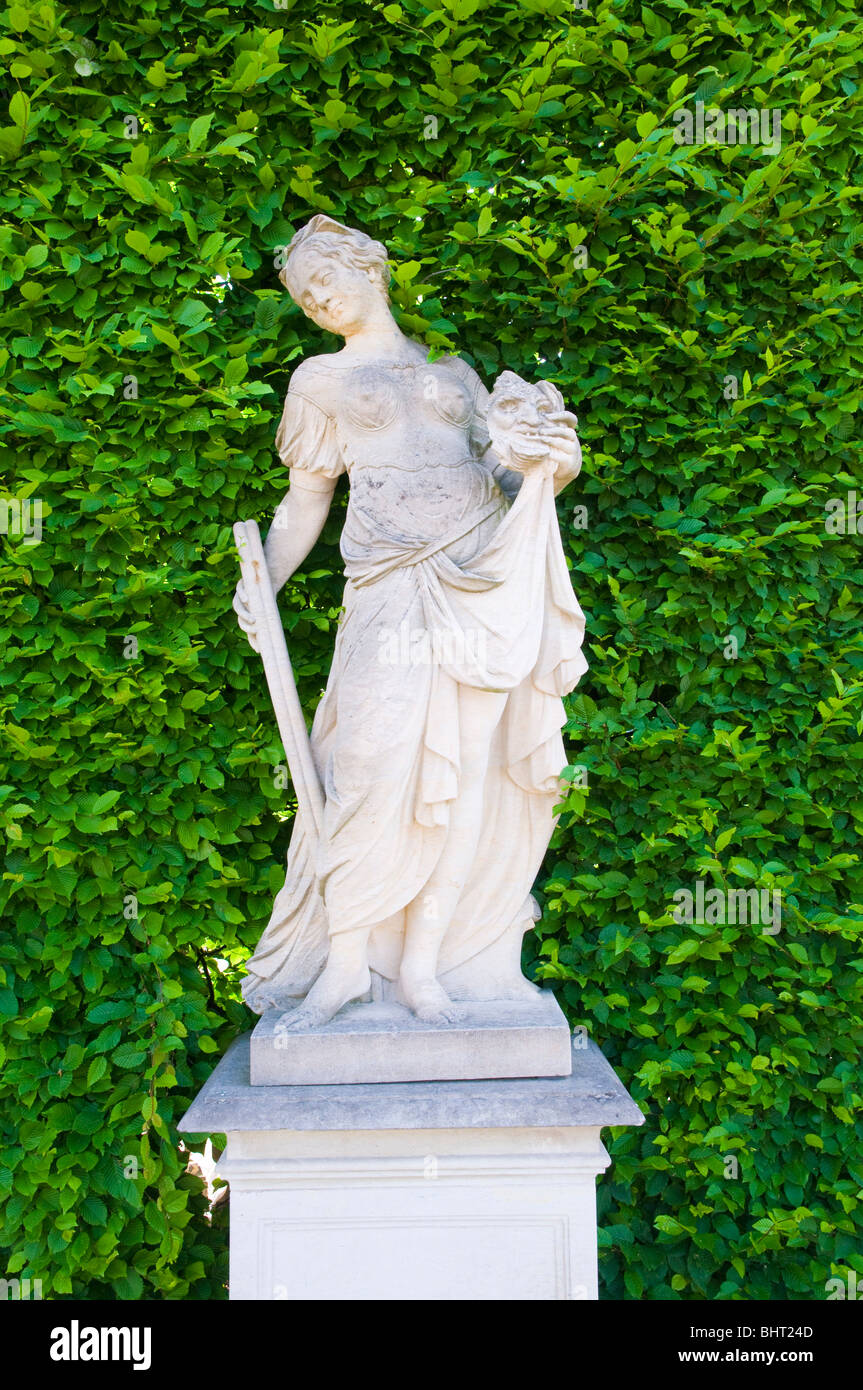 Giardino barocco Grosssedlitz, statua di fronte ad una siepe, Dresda, Germania Foto Stock