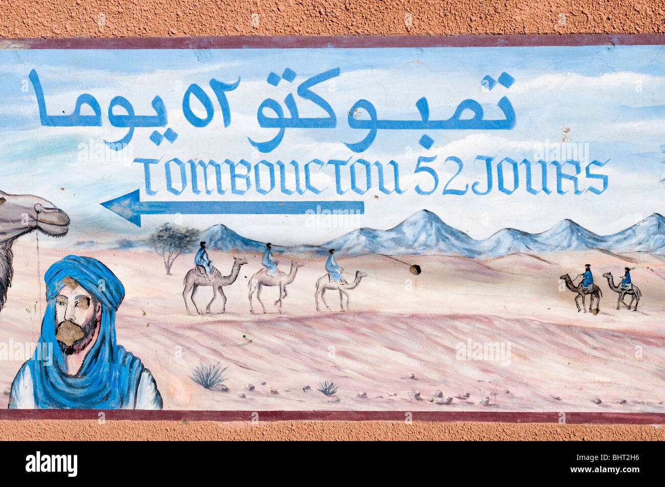 Segno dipinto a Zagora, Marocco che mostra il modo di Timbuktu e il tempo impiegato per arrivare dal cammello. Foto Stock