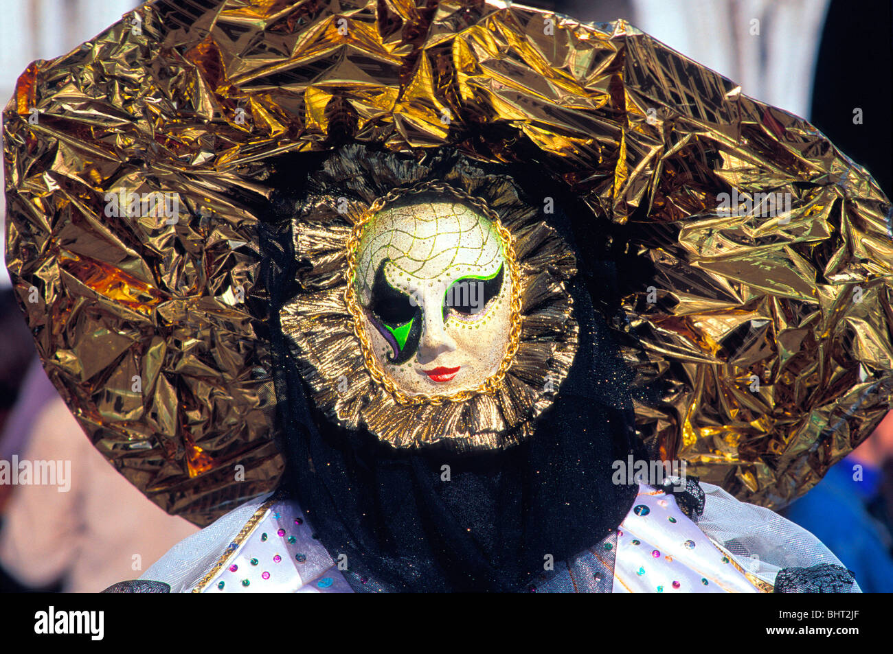 Ampia colmato golden cellophane cappello indossato al Carnevale di Venezia  Foto stock - Alamy