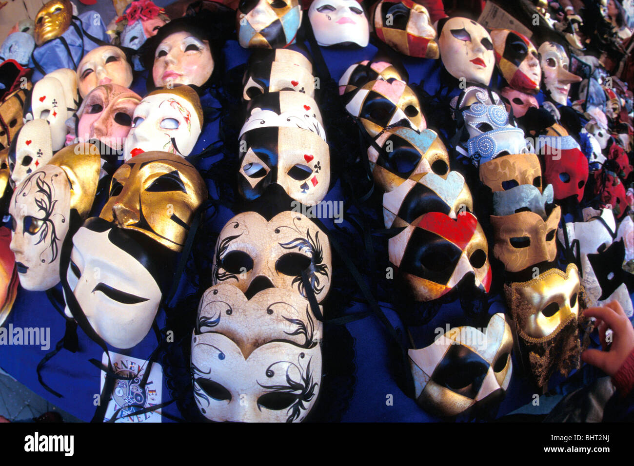 Varietà di maschere per la vendita in negozio a Venezia durante il carnevale Foto Stock