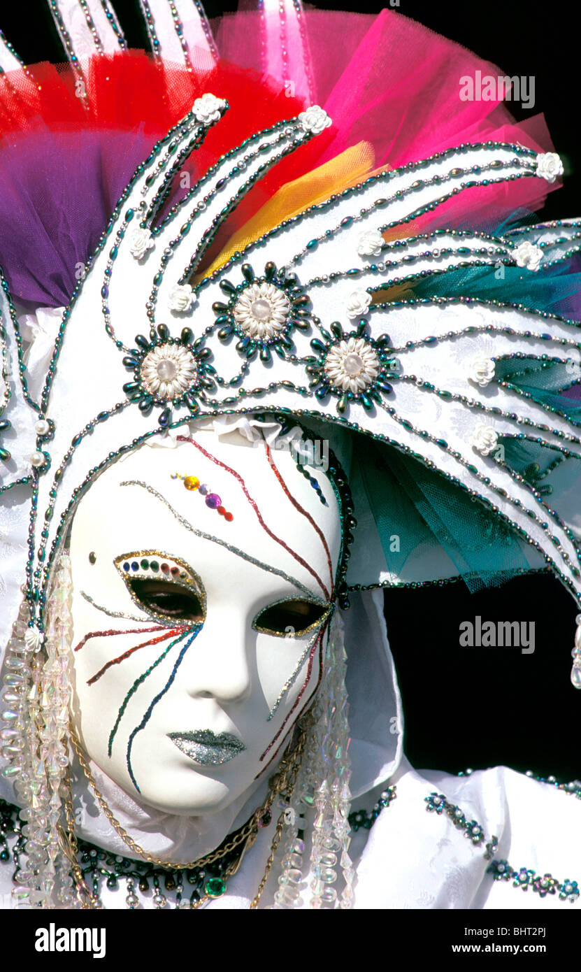 Maschera bianca con rosso, rosa, malva e garza giallo al Carnevale di  Venezia Foto stock - Alamy
