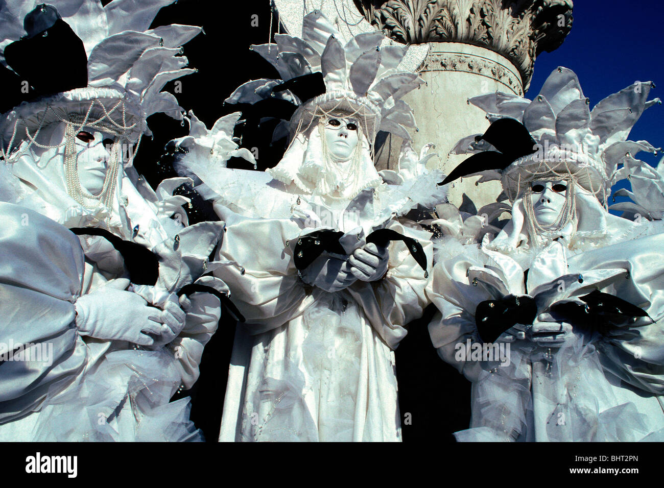 Il carnevale di Venezia 1993. Tre persone vestite di bianco costumi  indossando costumi bianchi, White Hats, maschere bianche, guanti & Pearls  Foto stock - Alamy