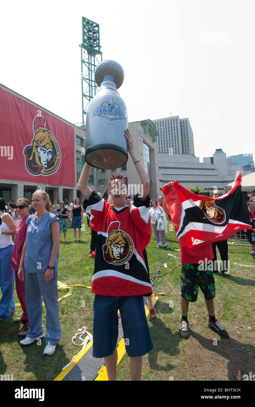 Un gonfiabile Stanley Cup è tenuta in alto da un Senatori di Ottawa ventola ad un rally per le finali della Coppa di Stanley team legato al 24 maggio 2007. Foto Stock