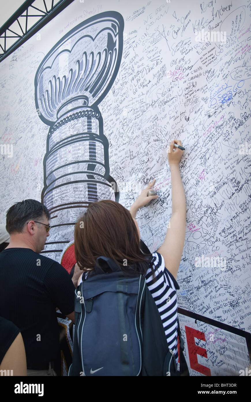 Gli appassionati di finali della Coppa di Stanley legato Senatori di Ottawa mostrano il loro sostegno firmando fra migliaia di firme sul poster gigante Foto Stock