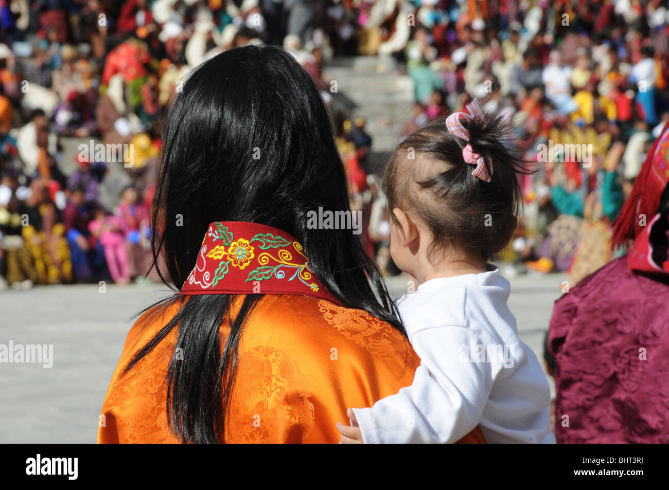 Signora bhutanesi e il suo bambino guardando Foto Stock