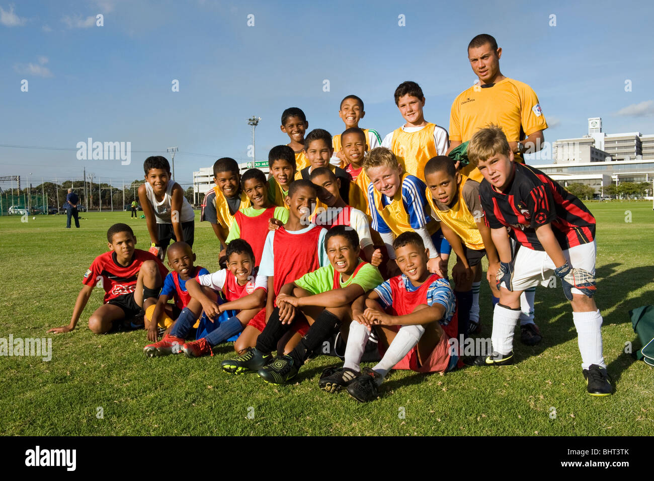 I giovani giocatori con pullman a Old Mutual Accademia di calcio, Cape Town, Sud Africa Foto Stock