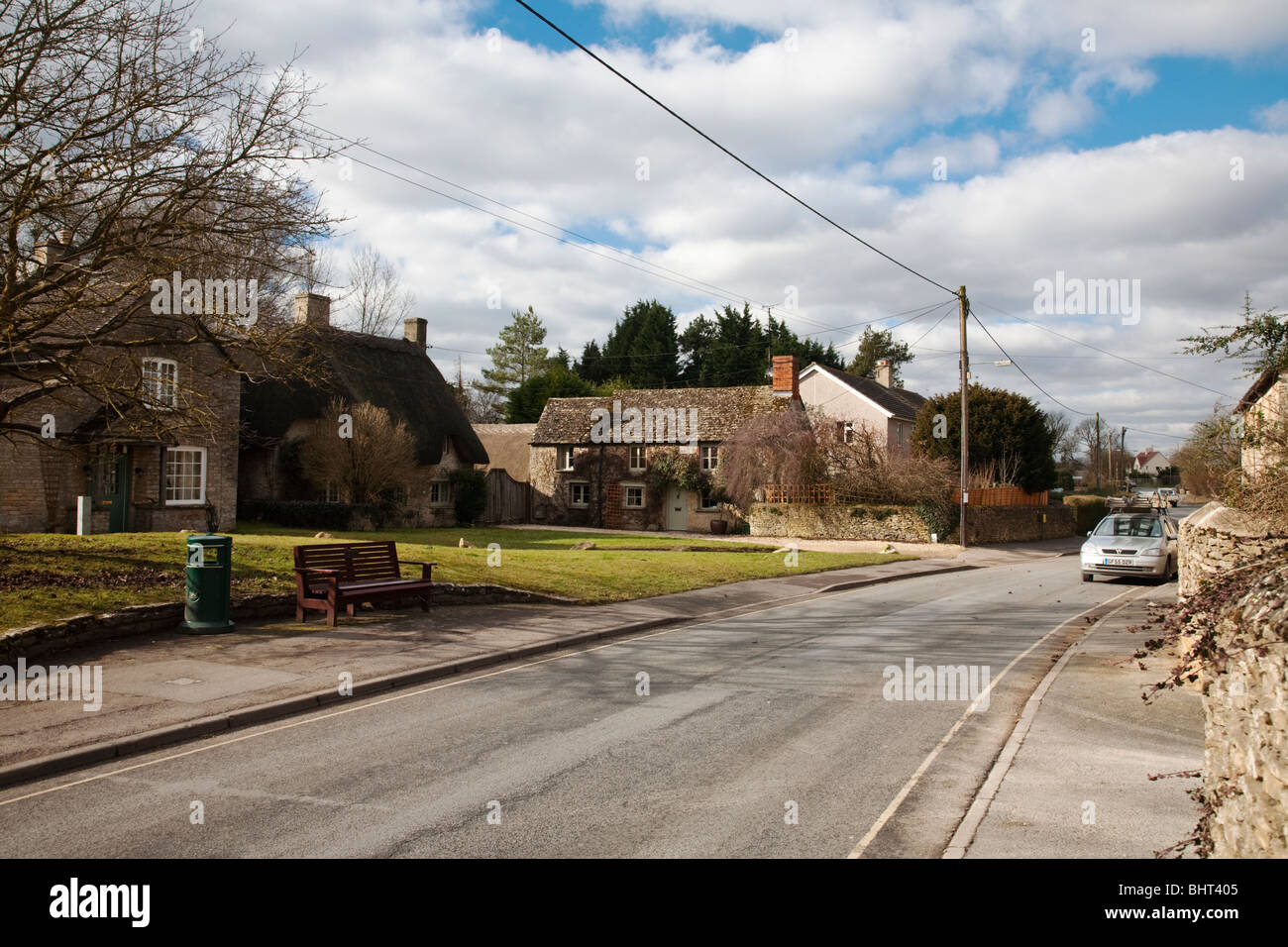 Tradizionale cottage inglese lungo la strada principale del villaggio Costwold di Kempsford, Gloucestershire, Regno Unito Foto Stock