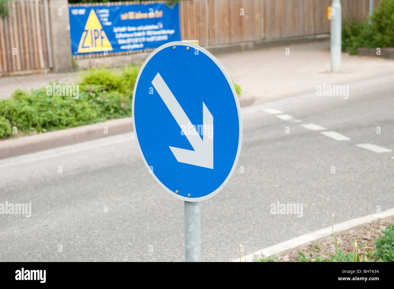 Mantenere la destra in segno di freccia in Germania Korntal Foto Stock