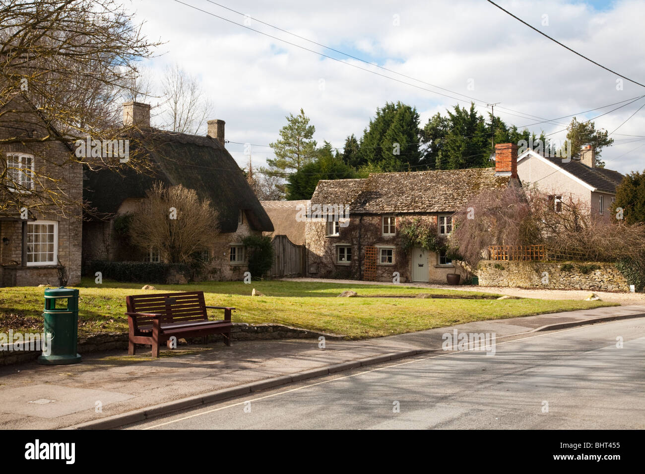 Tradizionale cottage inglese lungo la strada principale del villaggio Costwold di Kempsford, Gloucestershire, Regno Unito Foto Stock