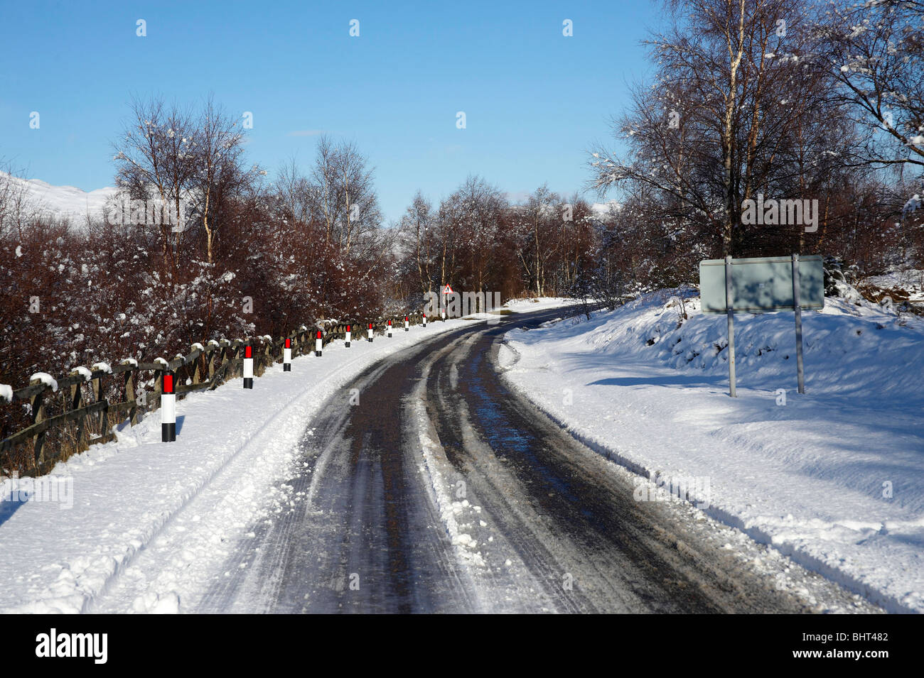 Coperta di neve Road, Highlands scozzesi, Inverness-Shire, Scozia Foto Stock