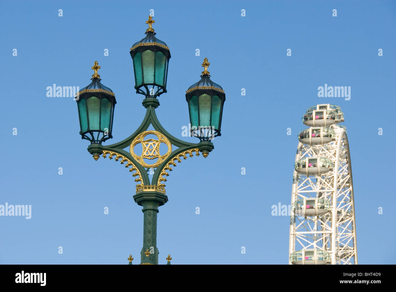 La vecchia strada lampada e il London Eye Millennium Wheel, ruota panoramica Ferris, London, England, Regno Unito, Europa Foto Stock