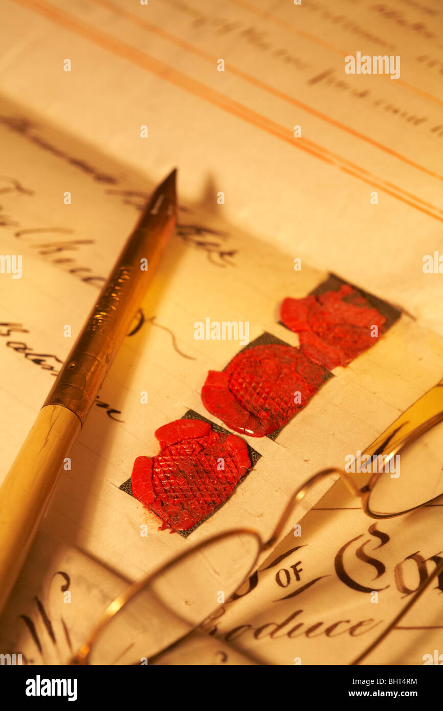 Antique penna a inchiostro firme di pergamena sigillo di cera e oro bordati di occhiali Foto Stock