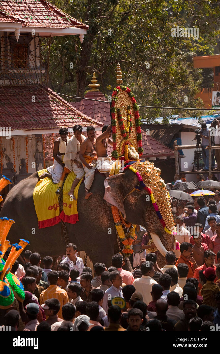 India Kerala, Koorkancherry Sree Maheswara tempio, Thaipooya Mahotsavam festival, caparisoned elefante nella folla Foto Stock