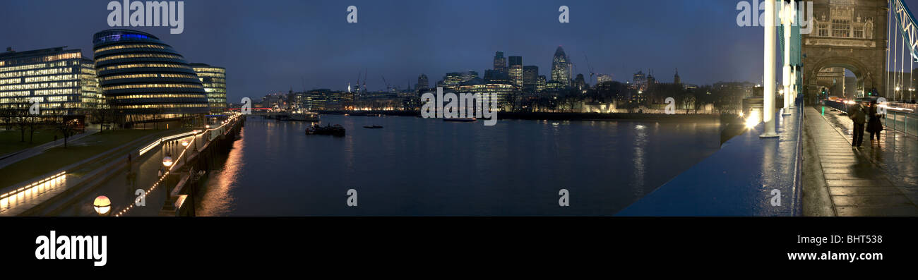 Il complesso edificio, Fiume Tamigi e dello skyline della città di Londra, Inghilterra Foto Stock