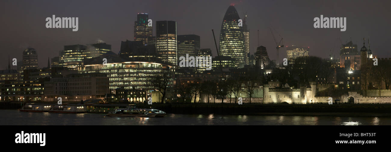 Il fiume Tamigi, Torre di Londra e dello skyline della città di Londra, Inghilterra Foto Stock