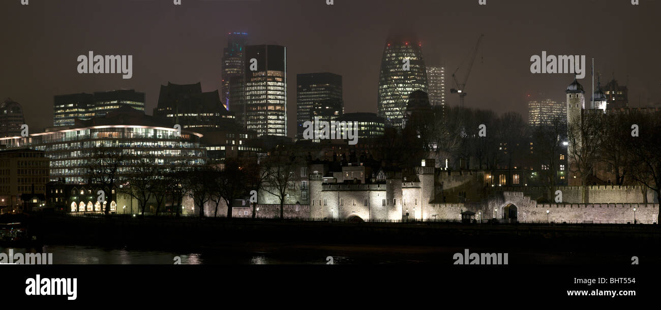 Il fiume Tamigi, Torre di Londra e dello skyline della città di Londra, Inghilterra Foto Stock