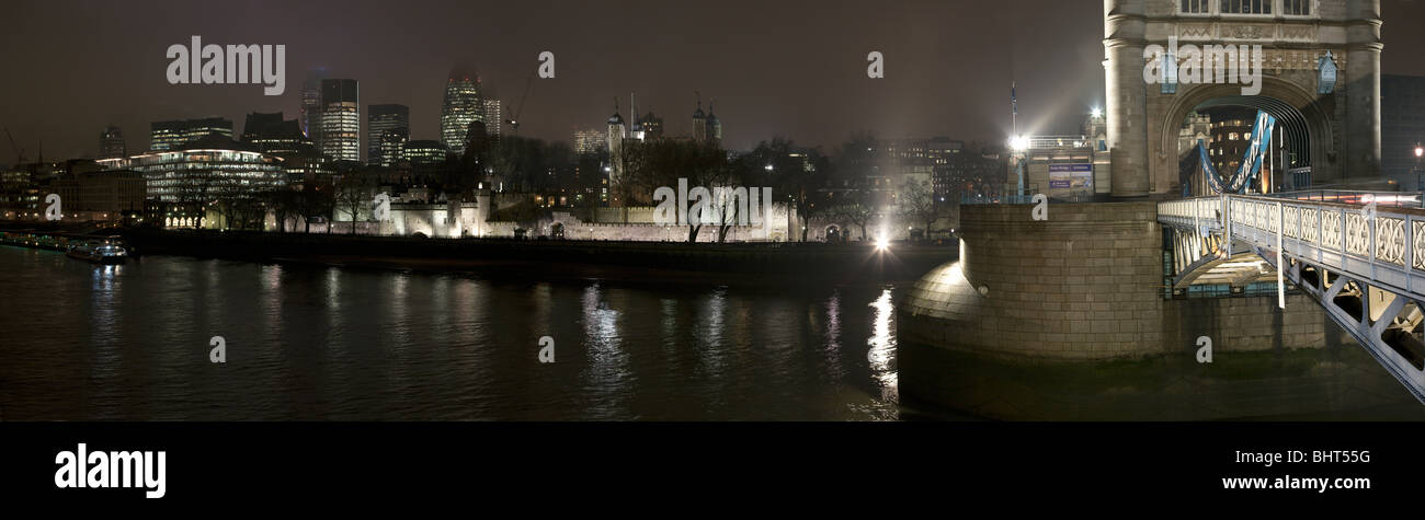 Il fiume Tamigi, Tower Bridge e dalla Torre di Londra e dello skyline della città di Londra, Inghilterra Foto Stock