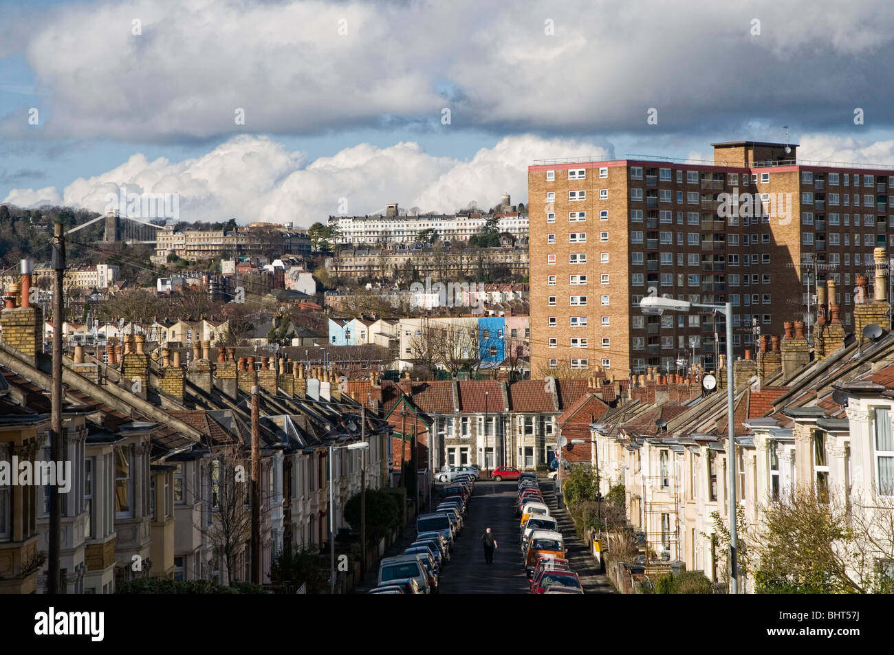 Vista dal South Bristol sulla città che mostra la densità elevata di alloggiamento e vari tipi di tipico British stock abitativo. Foto Stock