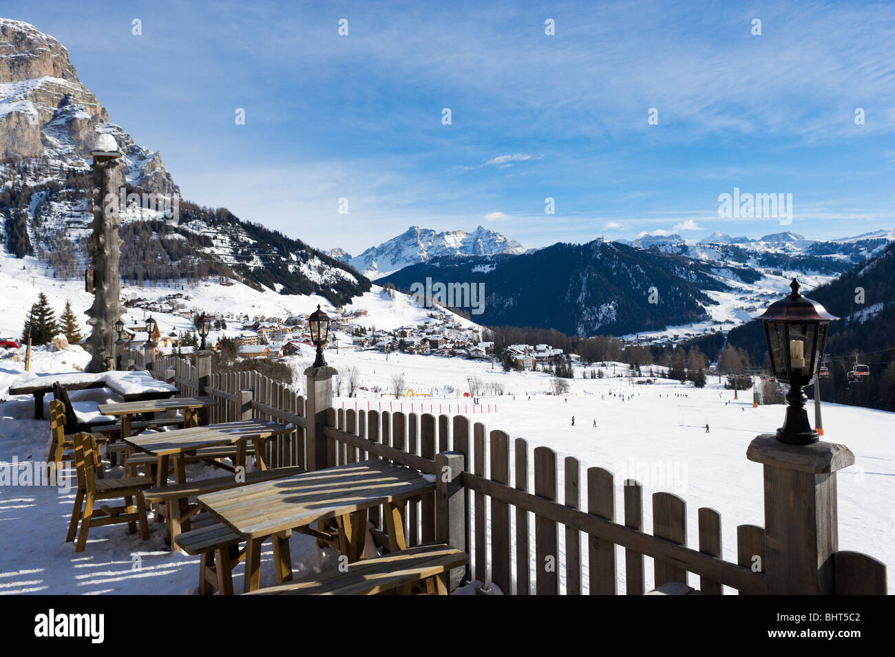 Hotel terrce con vista sul resort di Colfosco con Corvara in distanza, Sella Ronda Ski Area, Dolomiti, Italia Foto Stock