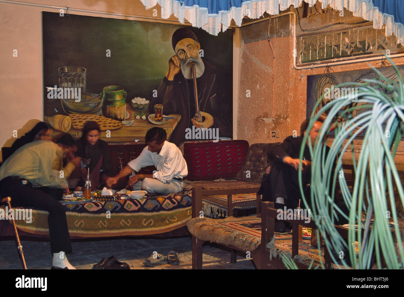 Il popolo iraniano e pranzo di fumare tradizionale tubo acqua presso un ristorante, Iran Foto Stock