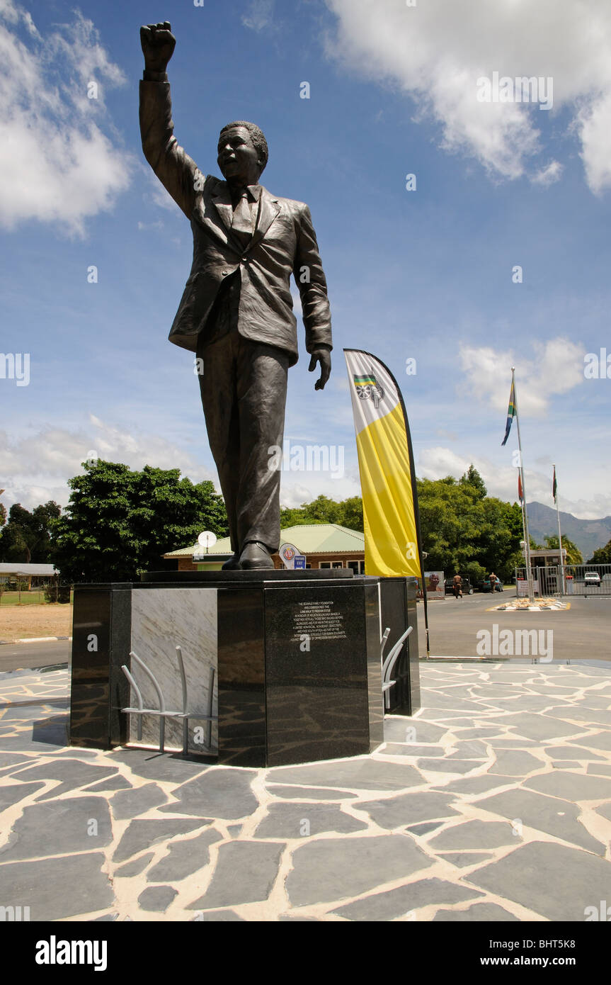 Nelson Mandela statua all'ingresso della ex Victor Verster carcere ora chiamato Drakenstein correzionali centro vicino a Paarl SA Foto Stock