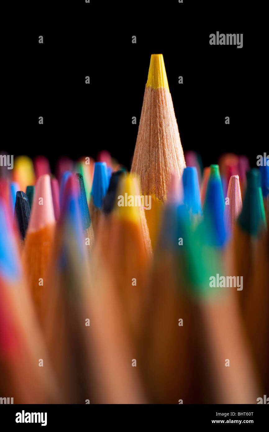 Matite di colore che rappresenta il concetto di distinguersi dalla massa Foto Stock