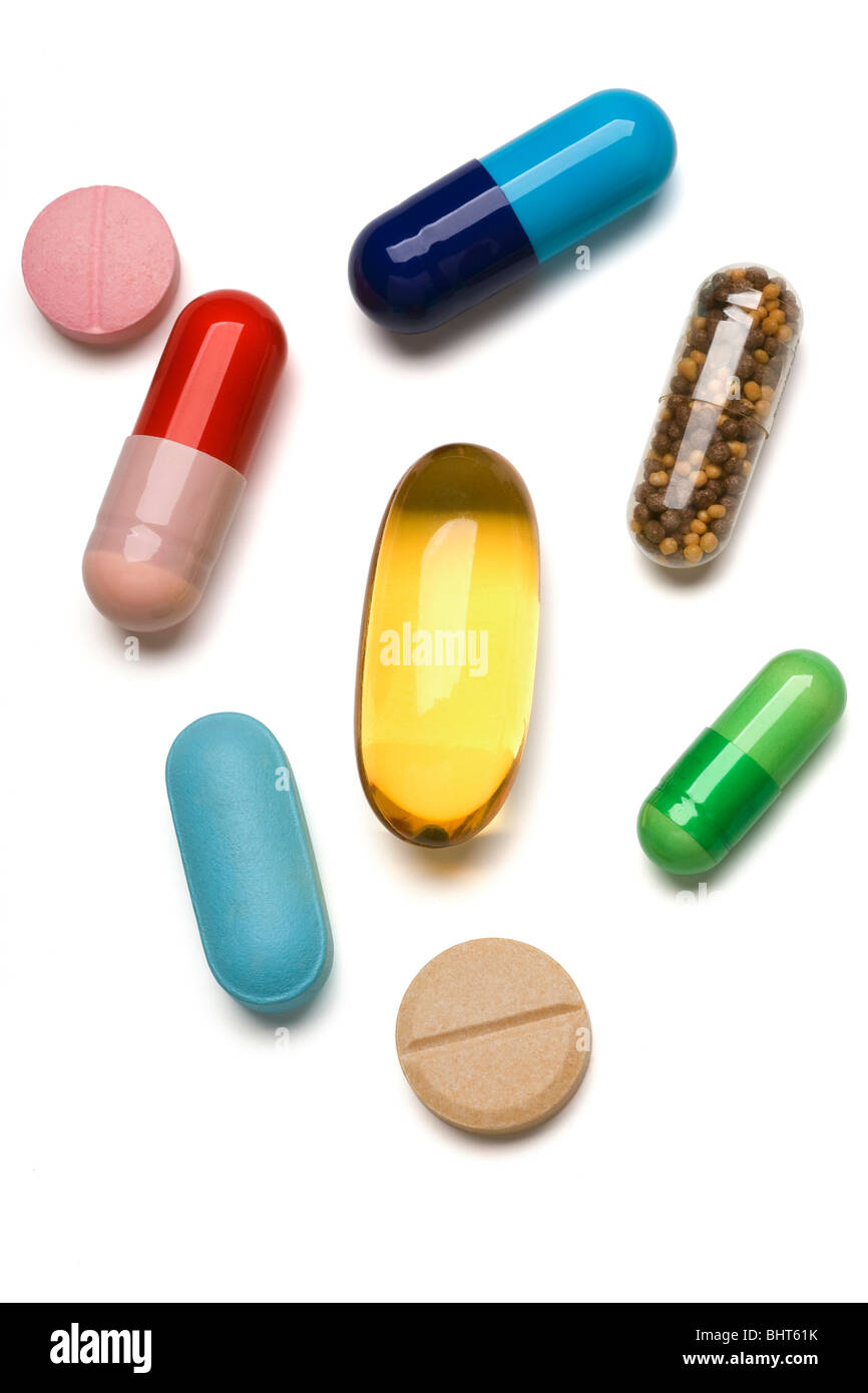 Pillole colorate e compresse su bianco - con tracciato di ritaglio Foto Stock
