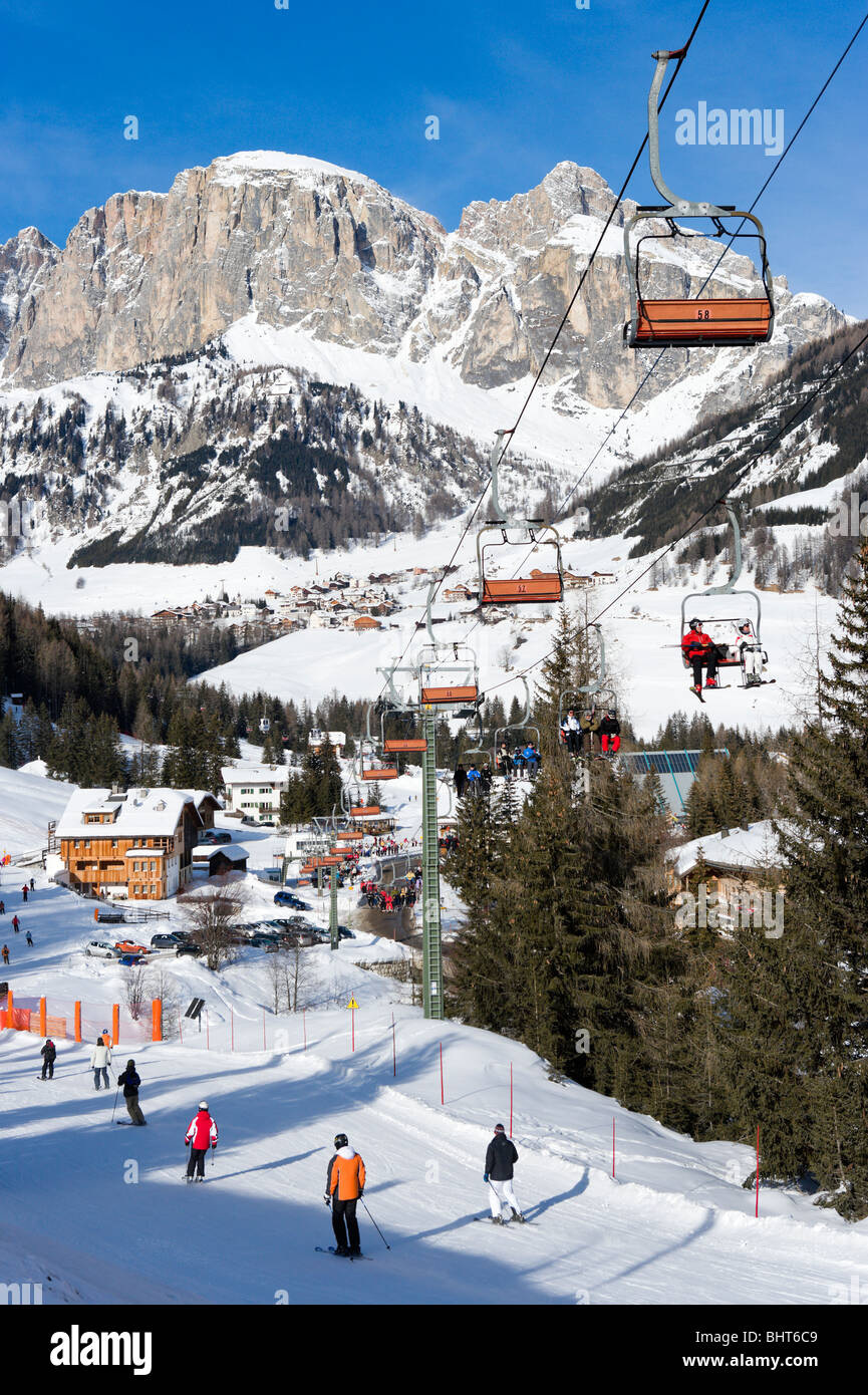 Seggiovia nel resort di Corvara con Colfosco in distanza, Sella Ronda Ski Area Alta Badia, Dolomiti, Italia Foto Stock