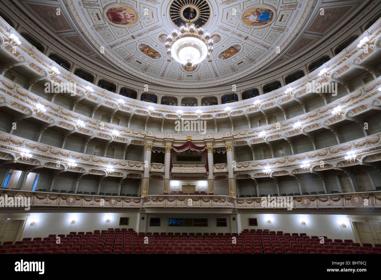 Auditorium principale Semper Opera House Sächsische Staatsoper di Dresda, Germania Foto Stock