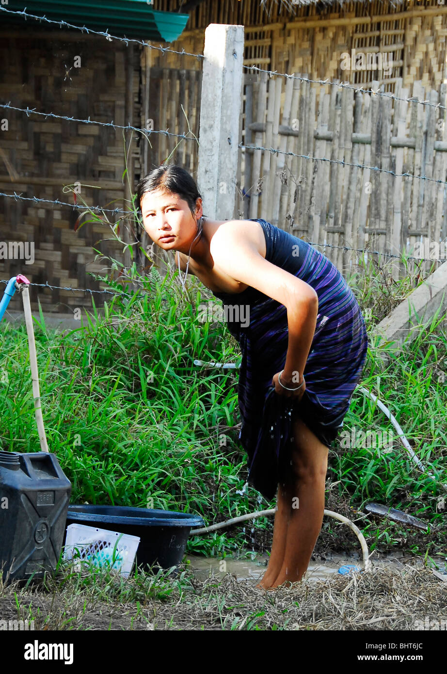 Karen girl , lavaggio umpium Refugee Camp(thai confine birmano) , a sud di Mae Sot , provincia di Tak , a nord della Thailandia Foto Stock