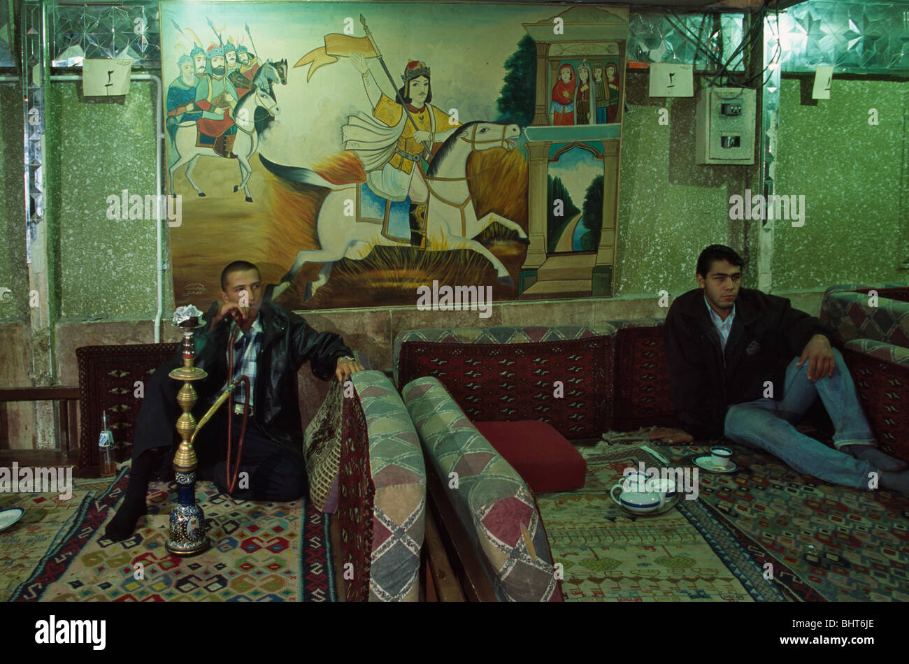 Il popolo iraniano e pranzo di fumare tradizionale tubo acqua presso un ristorante, Iran Foto Stock